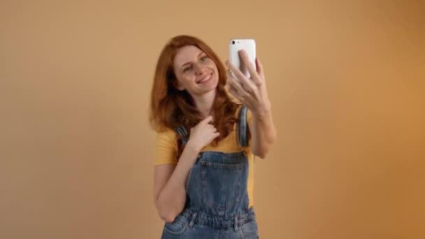 Gyönyörű Vörös Hajú Video Chat Színes Háttér — Stock videók