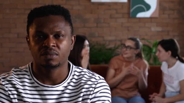Gente Ignorando Hombre Afroamericano Detener Racismo — Vídeos de Stock