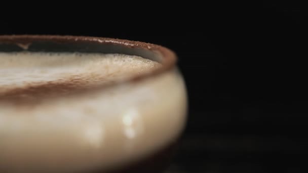 Roterande Glas Espresso Martini Cocktail Mörk Bakgrund Närbild — Stockvideo