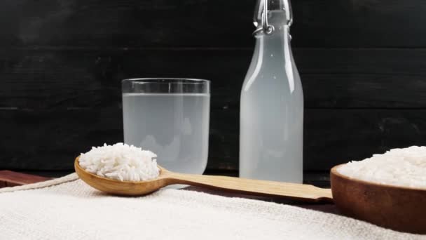 Gelas Dan Botol Air Beras Atas Meja — Stok Video