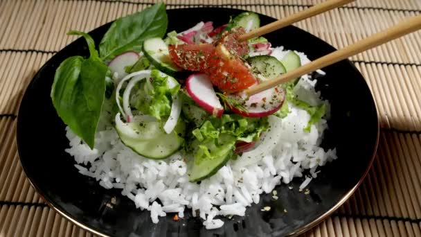 Τρώγοντας Νόστιμη Σαλάτα Ρύζι Και Λαχανικά Στο Πιάτο — Αρχείο Βίντεο