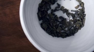 Bardakta yeşil çay, yakın plan.