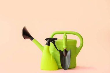 Renk arkaplanındaki bahçe araçları