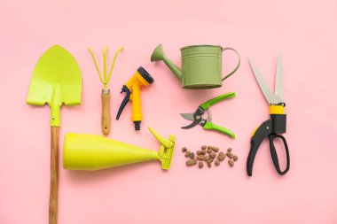 Renk arkaplanındaki bahçe araçları