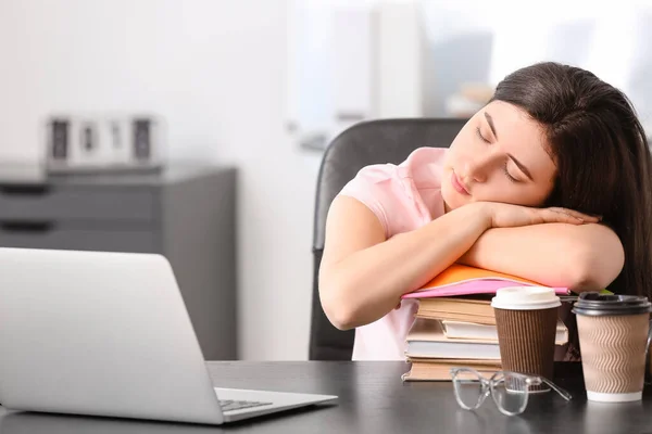 Estudiante Cansado Durmiendo Mesa —  Fotos de Stock