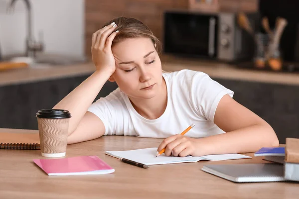 Estudiante Cansado Durmiendo Mesa —  Fotos de Stock