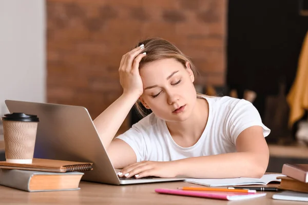 Trött Student Sover Vid Bordet — Stockfoto