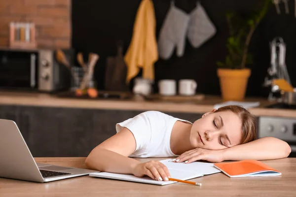 Estudiante Cansado Durmiendo Mesa —  Fotos de Stock