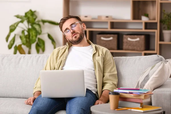 Trött Manlig Student Sover Hemma — Stockfoto