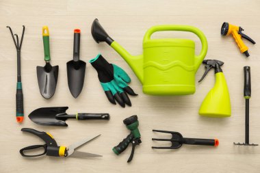 Ahşap arka planda bahçe araçları