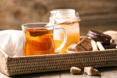 Masada bir fincan sıcak çay ve bal