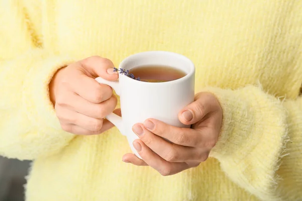 Kvinna Med Kopp Varmt Hemma Närbild — Stockfoto