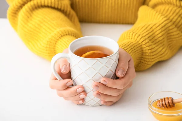 テーブルの上に熱いお茶を飲む女 — ストック写真