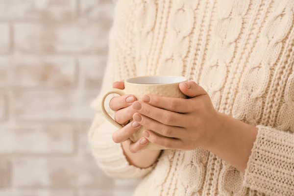 Vrouw Met Kopje Warme Thee Thuis Close — Stockfoto