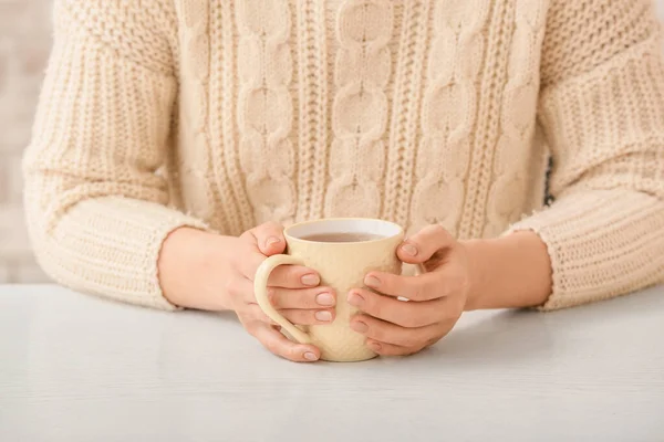 Masasında Bir Fincan Sıcak Çay Olan Kadın — Stok fotoğraf