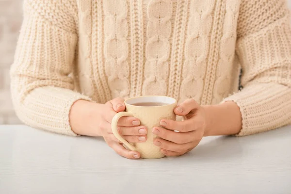 Vrouw Met Kopje Warme Thee Aan Tafel — Stockfoto