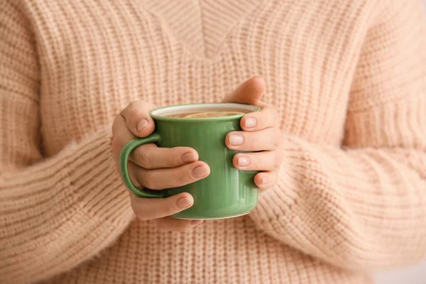 Vrouw Met Kopje Warme Thee Thuis Close — Stockfoto