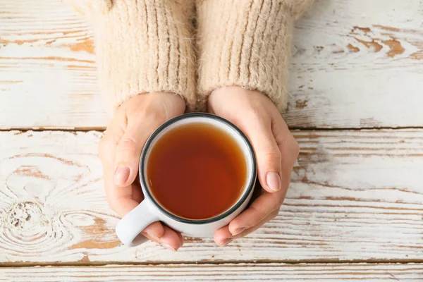 Femme Avec Une Tasse Thé Chaud Table — Photo