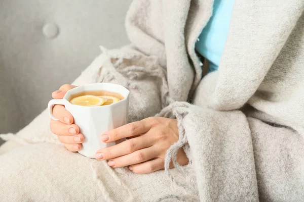 自宅で熱いお茶のカップを持つ女性 クローズアップ — ストック写真