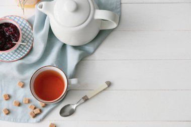 Masada sıcak çay ile kompozisyon