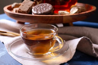 Masada bir fincan sıcak çay