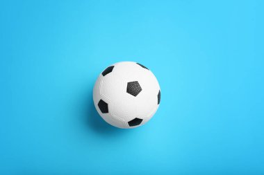 Renkli arka planda futbol topu