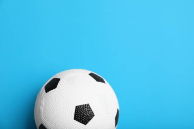 Renkli arka planda futbol topu