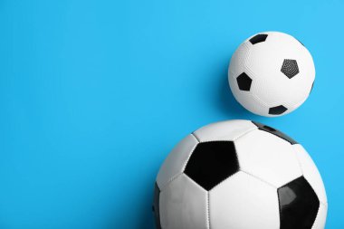 Renkli arka planda futbol topları