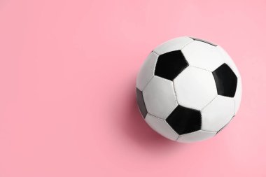 Renkli arka planda futbol topu