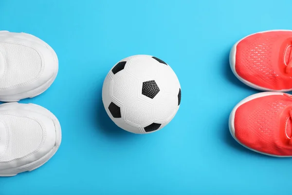 Футбольный Мяч Обувь Цветном Фоне — стоковое фото