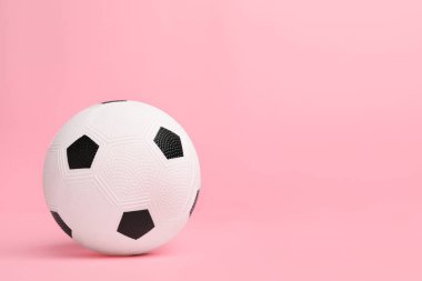 Renkli arka planda futbol topu