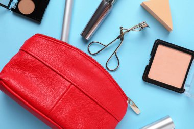 Renk arkaplanında kozmetik çantalı kompozisyon