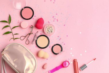 Renk arkaplanında kozmetik çantalı kompozisyon