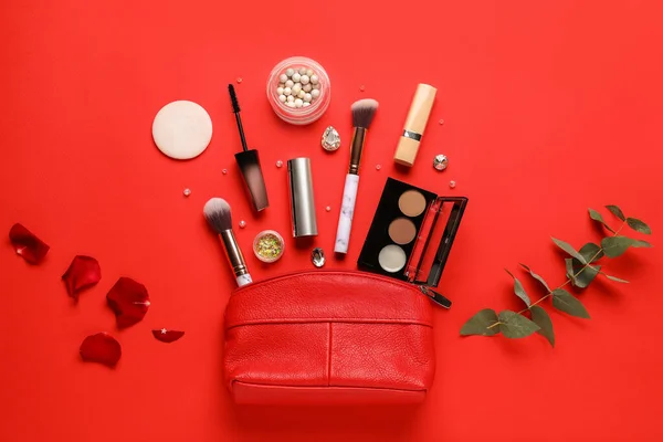 Zusammensetzung Mit Kosmetiktasche Auf Farbigem Hintergrund — Stockfoto