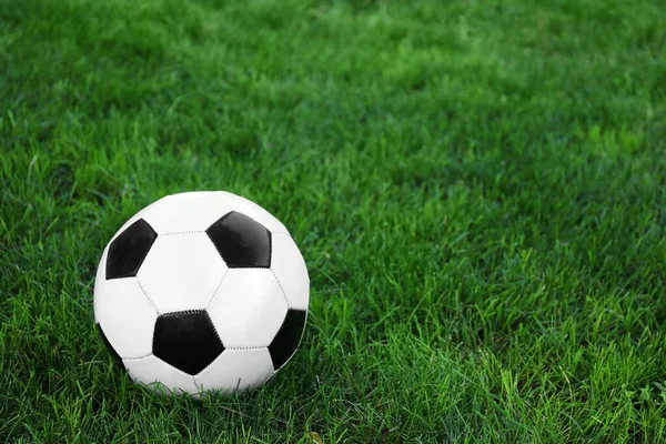 Piłka Nożna Zielonej Trawie Zewnątrz — Zdjęcie stockowe