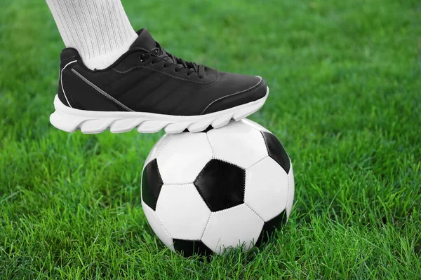 Fotbollsspelare Med Fotboll Grönt Gräs Utomhus — Stockfoto