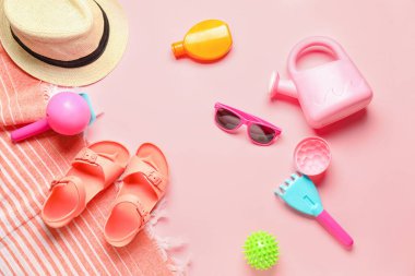 Renkli arka plandaki çocuklar için plaj aksesuarları