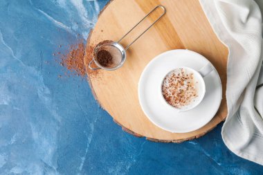 Arka planda bir fincan sıcak kahve