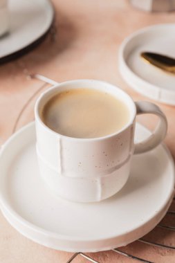 Arka planda bir fincan sıcak kahve