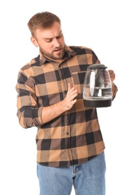 Beyaz arka planda elektrikli su ısıtıcısı olan sorunlu adam.