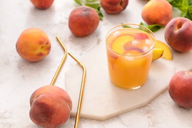 Masada bir bardak lezzetli şeftali suyu