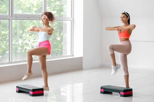 Mujeres Jóvenes Haciendo Aeróbic Gimnasio —  Fotos de Stock