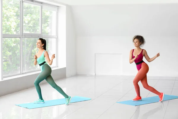 Mujeres Jóvenes Haciendo Aeróbic Gimnasio — Foto de Stock