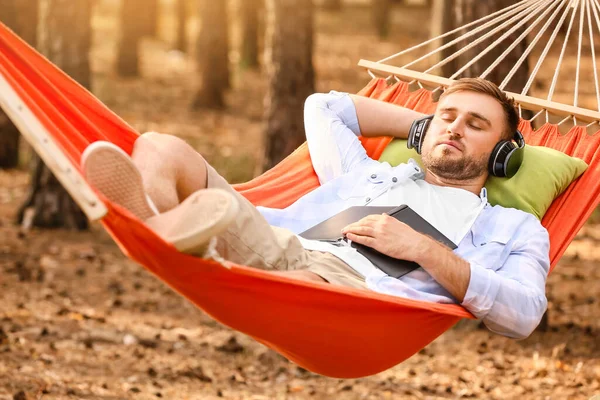 Jeune Homme Écoutant Musique Tout Relaxant Dans Hamac Extérieur — Photo