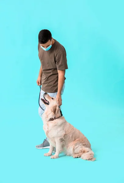 Ung Man Skyddande Mask Och Med Söt Hund Färg Bakgrund — Stockfoto