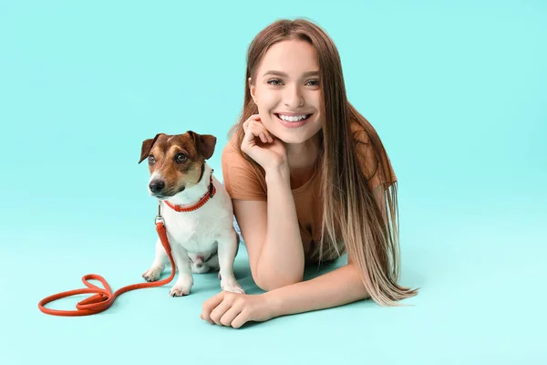 Молодая Женщина Симпатичной Собакой Цветном Фоне — стоковое фото