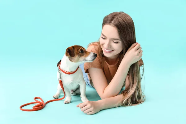 Молодая Женщина Симпатичной Собакой Цветном Фоне — стоковое фото