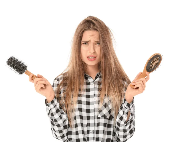 Mujer Estresada Cepillando Cabello Sobre Fondo Blanco —  Fotos de Stock