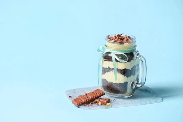 Delicioso Cupcake Tarro Sobre Fondo Color —  Fotos de Stock