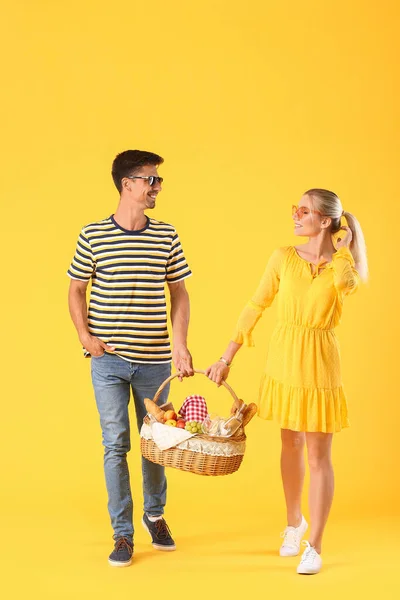 Casal Jovem Com Comida Para Piquenique Cesta Fundo Cor — Fotografia de Stock